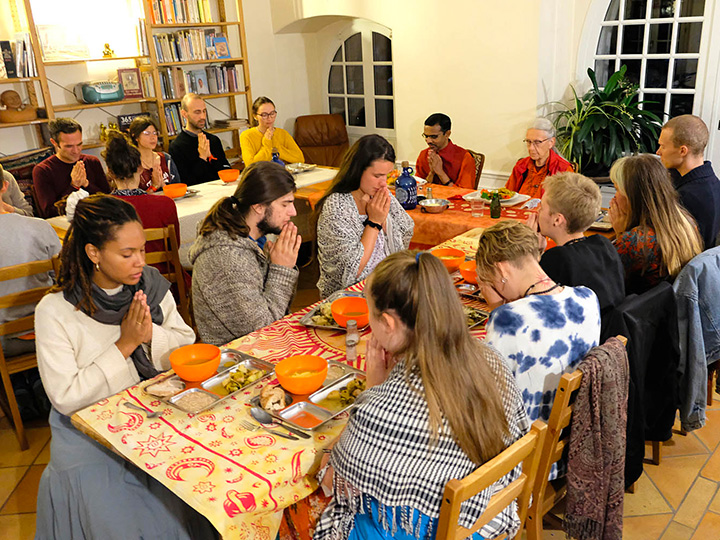 Repas pendant la visite de Swami Shubamritananda